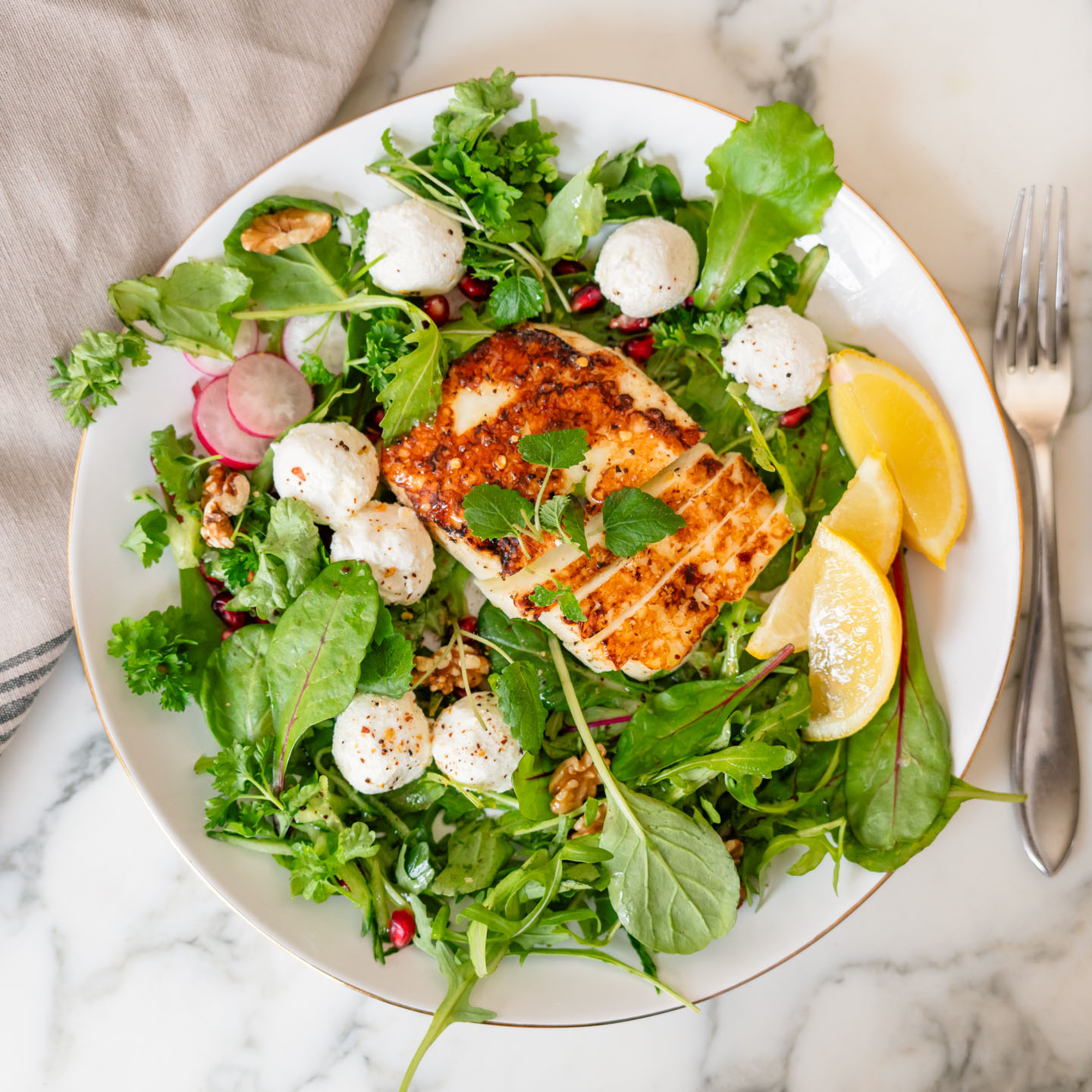 Grillostsallad för en perfekt sommardag 🌿🧀 . Fräscht och smakrikt!